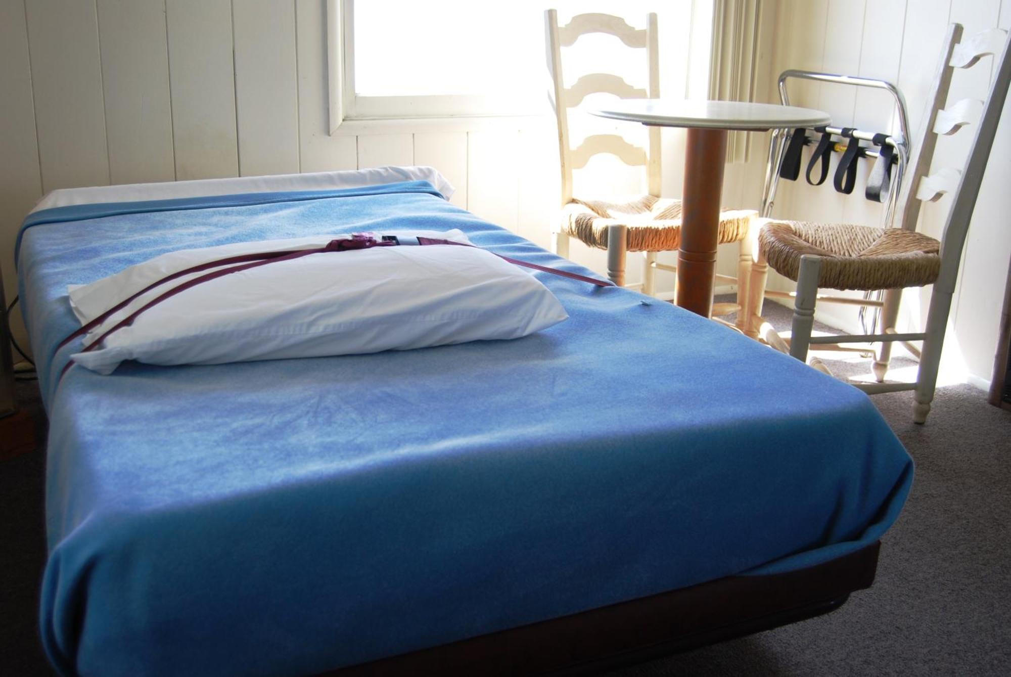 Redwood Motel Bridgeport Room photo