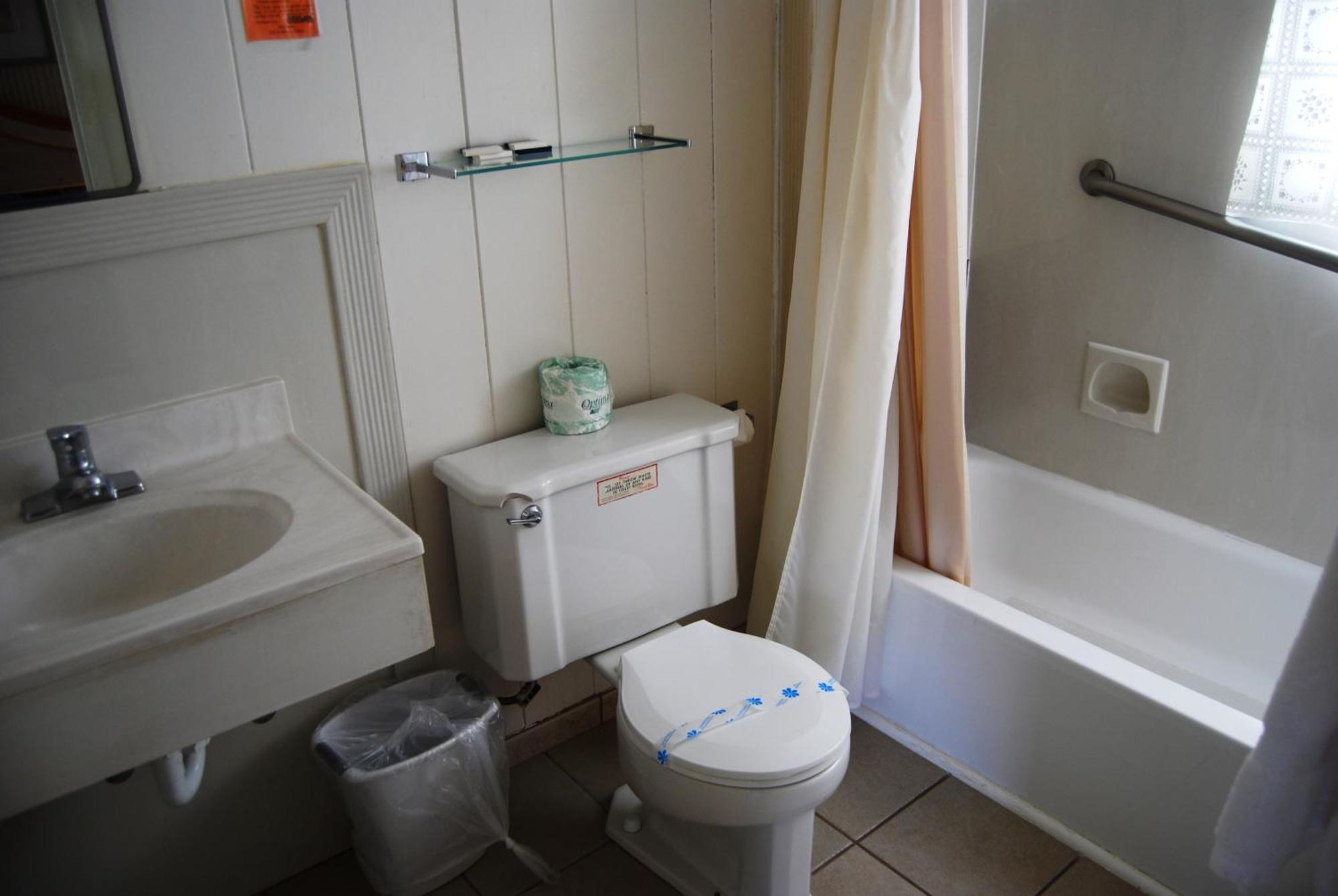 Redwood Motel Bridgeport Room photo